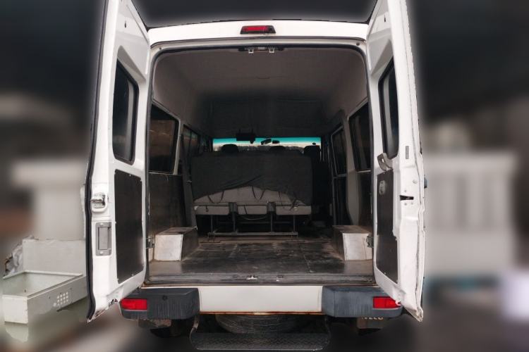 Used Iveco Daily 2020 2.5T A35 Passenger Van Single-Tire Mid-Roof Design 5-9 Seats China V Emission Standard Trunk