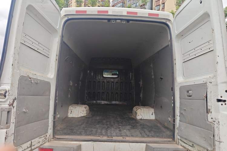 Used Iveco Daily 2020 2.8T V40 Cargo Van with Dual Tires Mid-Roof Design 3 Seats China V Emission Standard Trunk