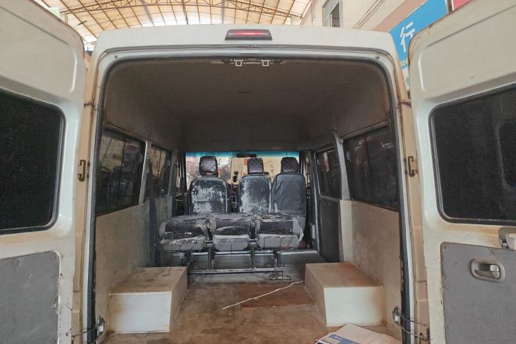 Used Iveco Daily 2020 2.5T A35 Passenger Van with Dual Tires Mid-Roof Design 5-9 Seater Side-Sliding Door China V Emission Standard Trunk