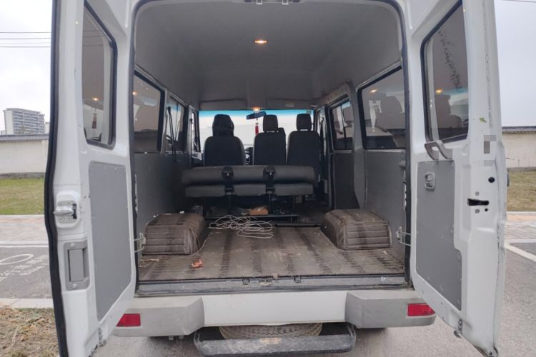Used Iveco Daily 2020 2.5T A35 Passenger Van with Dual Tires Mid-Roof Design 5-9 Seater Side-Sliding Door China V Emission Standard Trunk