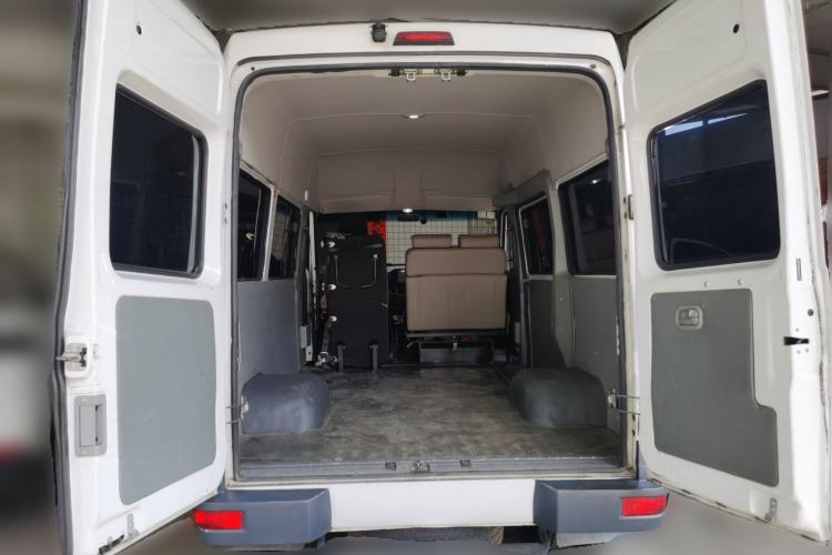Used Iveco Daily 2020 2.5T A35 Passenger Van Single-Tire Mid-Roof Design 5-9 Seats China V Emission Standard Trunk