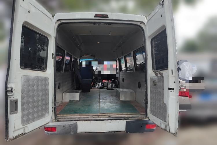 Used Iveco Daily 2020 2.5T A40 Passenger Van Dual Tires Mid-Roof Design 5-9 Seats China VI Emission Standard Trunk