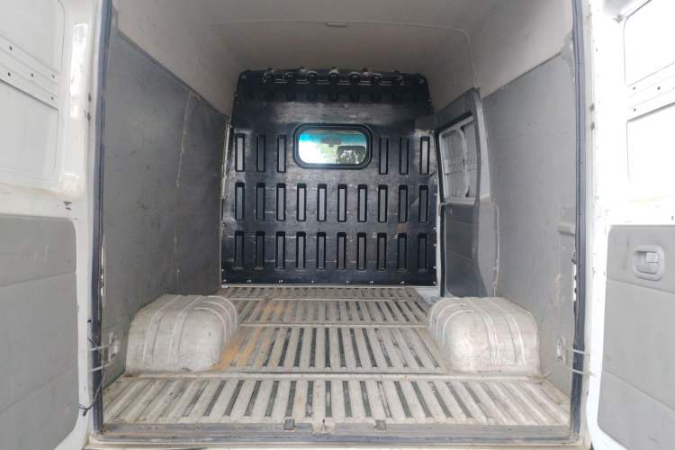 Used Iveco Daily 2020 2.8T V35 Box Truck with Dual Tires V35 Mid-Roof Design 3-Seater and Side-Sliding Door—China-V Standards Trunk