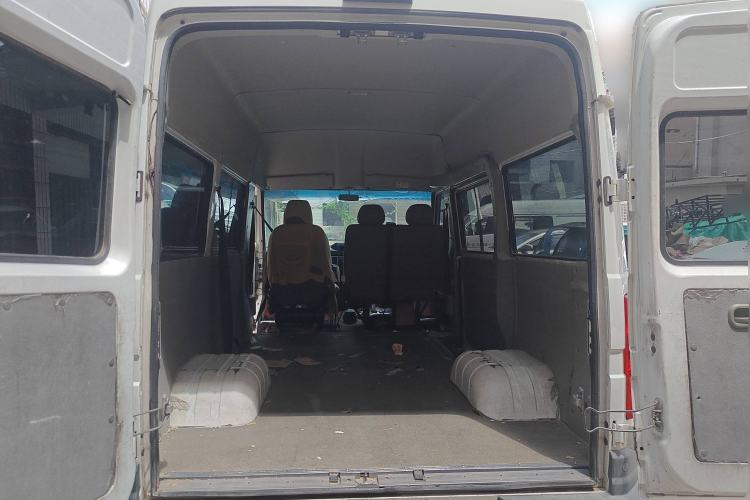 Used Iveco Daily 2020 2.5T A35 Passenger Van with Dual Tires Mid-Roof Design 5-9 Seater Side-Sliding Door China V Emission Standard Trunk