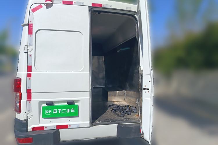 Used Iveco Daily 2020 2.8T V40 Cargo Van with Dual Tires Mid-Roof Design 3 Seats China V Emission Standard Trunk