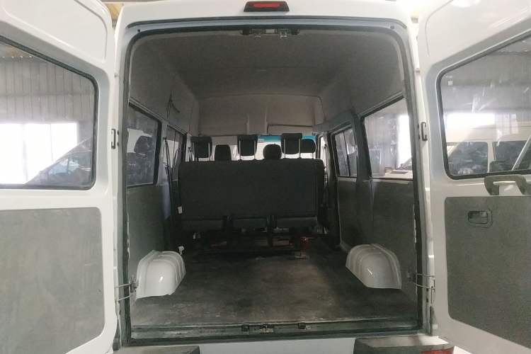 Used Iveco Daily 2020 2.5T A35 Passenger Van Single-Tire Mid-Roof Design 5-9 Seats China V Emission Standard Trunk