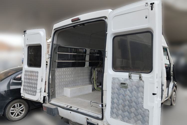 Used Iveco Daily 2020 2.5T A35 Passenger Van Single-Tire Mid-Roof Design 5-9 Seats China V Emission Standard Trunk