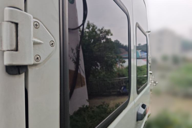 Used Iveco Daily 2020 2.8T A40 Bus Dual Tires Mid-Roof Design 10–17 Seats China V Emission Standard Trunk