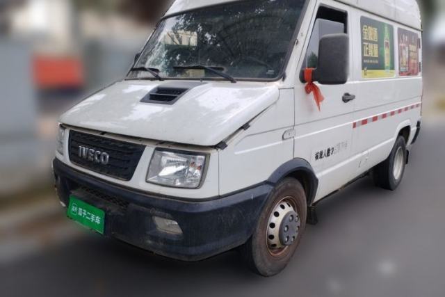 Used Iveco Daily 2020 2.8T V35 Box Truck with Dual Tires V35 Mid-Roof Design 3-Seater and Side-Sliding Door—China-V Standards