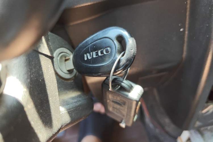 Used Iveco Daily 2020 2.8T V40 Cargo Van with Dual Tires Mid-Roof Design 3 Seats China VI Emission Standard Vehicle Key