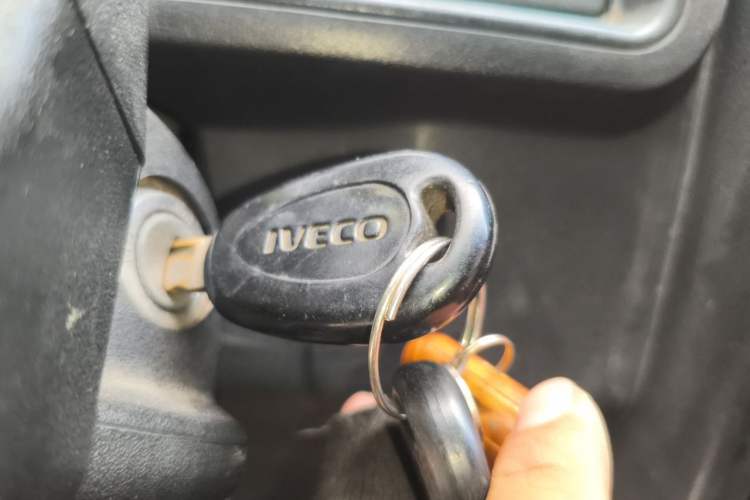 Used Iveco Daily 2020 2.5T A35 Passenger Van Single-Tire Mid-Roof Design 5-9 Seats with Sliding Side Door Meeting China V Emission Standards Vehicle Key