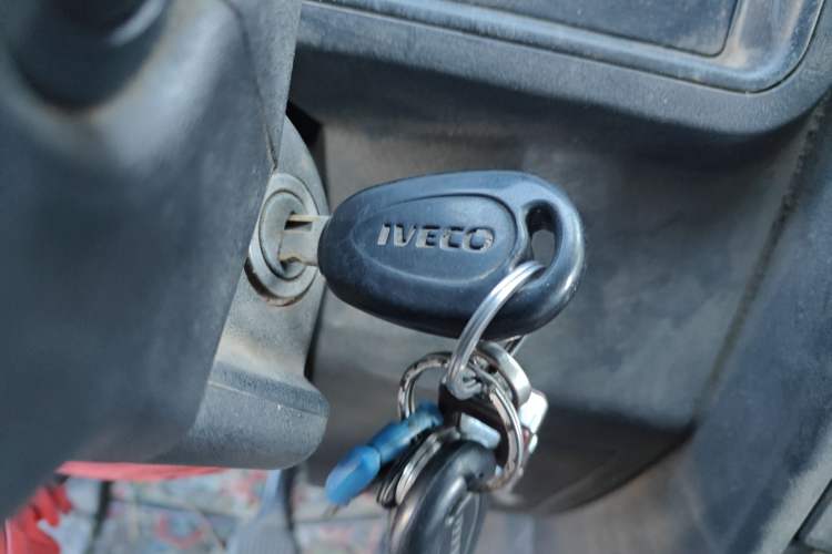 Used Iveco Daily 2020 2.8T V35 Box Truck with Dual Tires Mid-Roof Design 3 Seats Emission Standard China V Vehicle Key