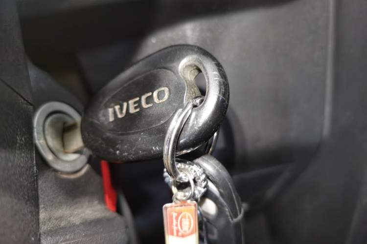 Used Iveco Daily 2020 2.5T A35 Passenger Van Single-Tire Mid-Roof Design 5-9 Seats China V Emission Standard Vehicle Key