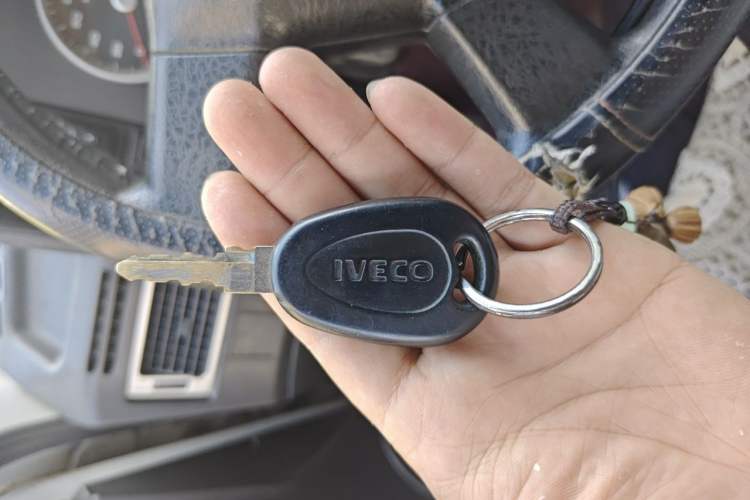 Used Iveco Daily 2020 2.5T A35 Passenger Van Single-Tire Mid-Roof Design 5-9 Seats China V Emission Standard Vehicle Key