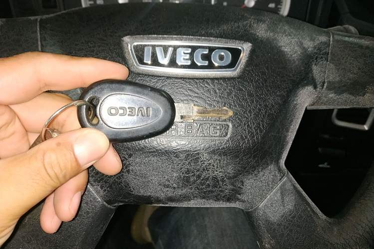 Used Iveco Daily 2020 2.5T A35 Passenger Van Single-Tire Mid-Roof Design 5-9 Seats China V Emission Standard Vehicle Key