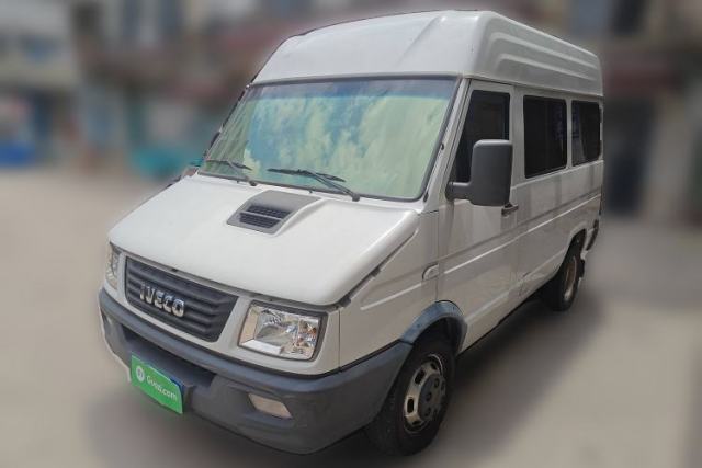 Used Iveco Daily 2020 2.5T A35 Passenger Van with Dual Tires Mid-Roof Design 5-9 Seater Side-Sliding Door China V Emission Standard
