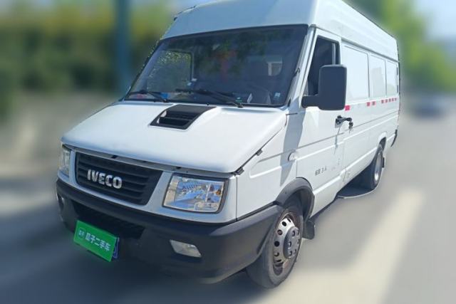 Used Iveco Daily 2020 2.8T V40 Cargo Van with Dual Tires Mid-Roof Design 3 Seats China V Emission Standard