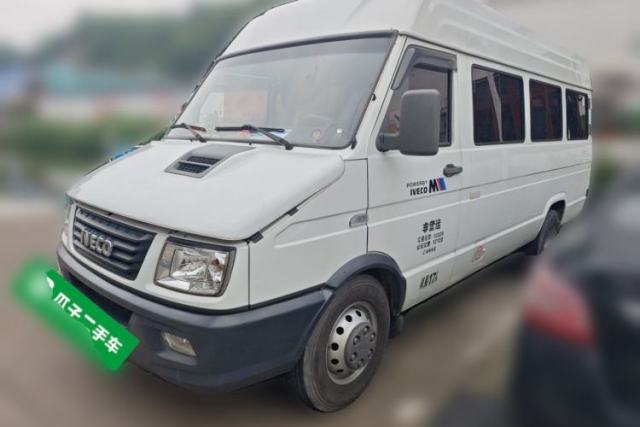Used Iveco Daily 2020 2.8T A40 Bus Dual Tires Mid-Roof Design 10–17 Seats China V Emission Standard