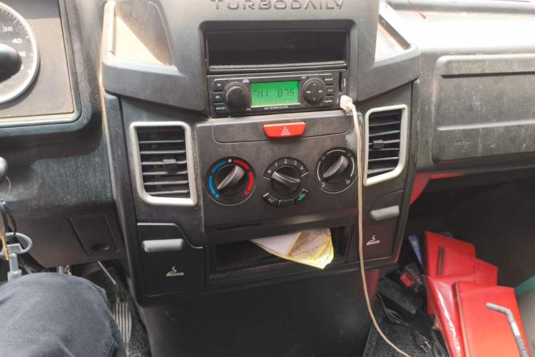 Used Iveco Daily 2020 2.5T A35 Passenger Van Single-Tire Mid-Roof Design 5-9 Seats China V Emission Standard Audio And AC Panel