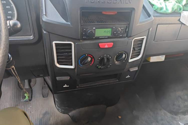 Used Iveco Daily 2020 2.8T V35 Cargo Van Single Tire Mid-Roof Design 3-Seater China V Emission Standard Audio And AC Panel