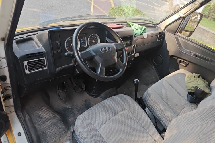 Used Iveco Daily 2020 2.8T V35 Cargo Van Single Tire Mid-Roof Design 3-Seater China V Emission Standard Center Console
