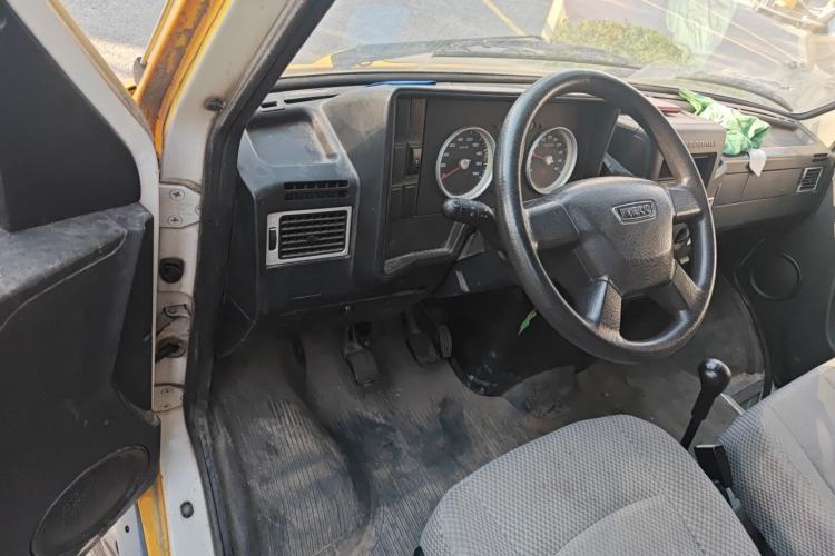 Used Iveco Daily 2020 2.8T V35 Cargo Van Single Tire Mid-Roof Design 3-Seater China V Emission Standard Driver Seat