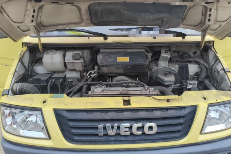 Used Iveco Daily 2020 2.5T A35 Passenger Van Single-Tire Mid-Roof Design 5-9 Seats China V Emission Standard Engine Bay