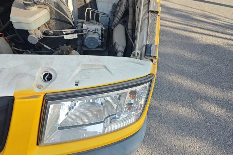 Used Iveco Daily 2020 2.8T V35 Cargo Van Single Tire Mid-Roof Design 3-Seater China V Emission Standard Engine Bay Left