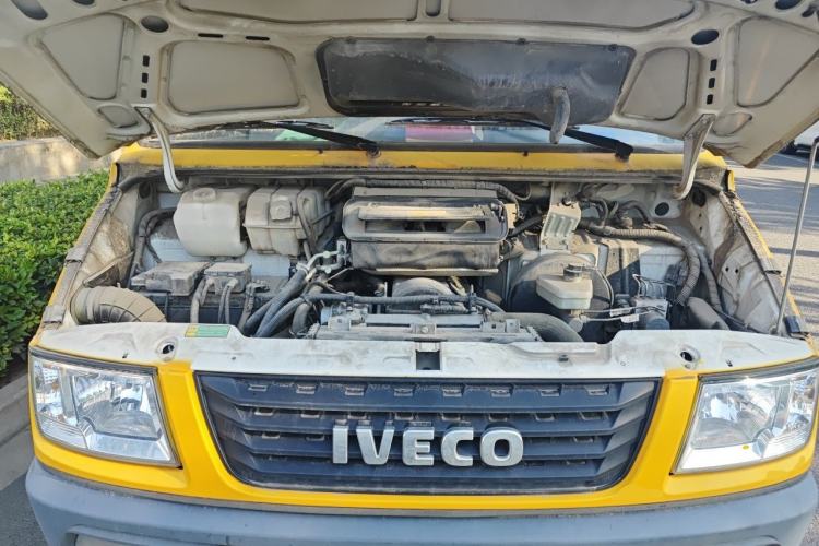 Used Iveco Daily 2020 2.8T V35 Cargo Van Single Tire Mid-Roof Design 3-Seater China V Emission Standard Engine Bay