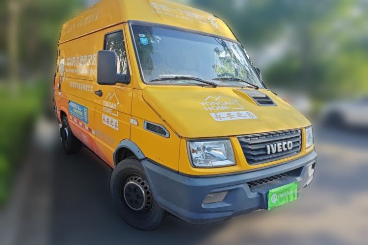 Used Iveco Daily 2020 2.8T V35 Cargo Van Single Tire Mid-Roof Design 3-Seater China V Emission Standard Front Right 45 Deg