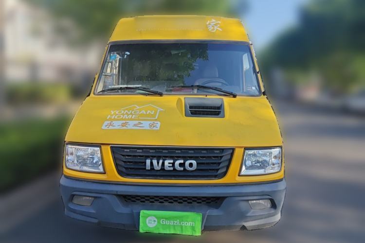 Used Iveco Daily 2020 2.8T V35 Cargo Van Single Tire Mid-Roof Design 3-Seater China V Emission Standard Front