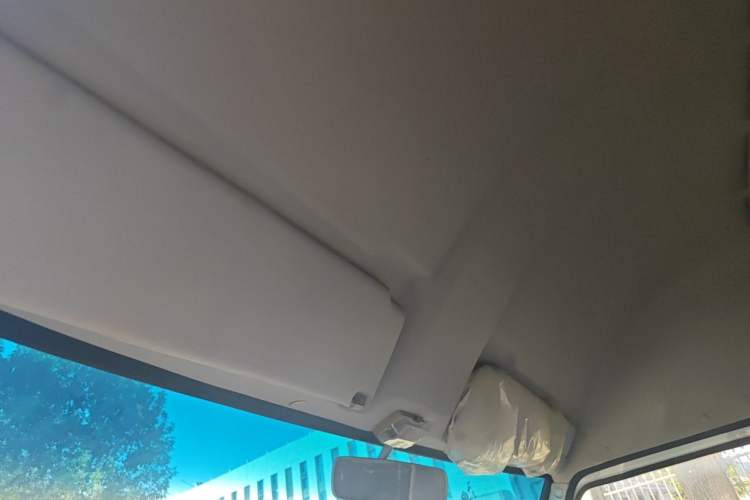 Used Iveco Daily 2020 2.8T V35 Cargo Van Single Tire Mid-Roof Design 3-Seater China V Emission Standard Headliner