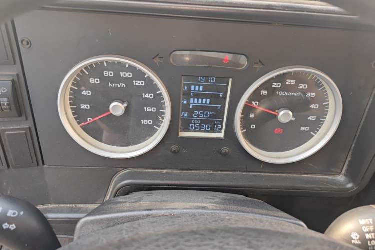 Used Iveco Daily 2020 2.8T V35 Cargo Van Single Tire Mid-Roof Design 3-Seater China V Emission Standard Instrument Cluster