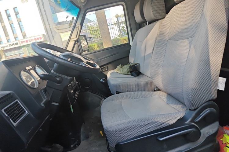 Used Iveco Daily 2020 2.8T V35 Cargo Van Single Tire Mid-Roof Design 3-Seater China V Emission Standard Left Front Seat