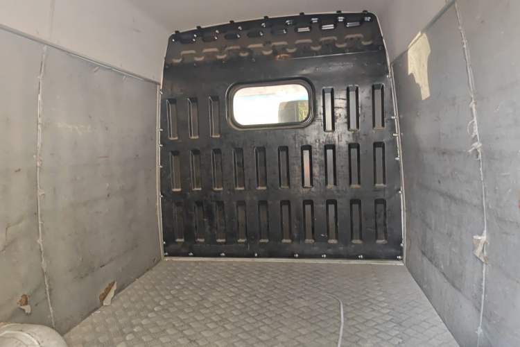 Used Iveco Daily 2020 2.8T V35 Cargo Van Single Tire Mid-Roof Design 3-Seater China V Emission Standard Left Rear Seat