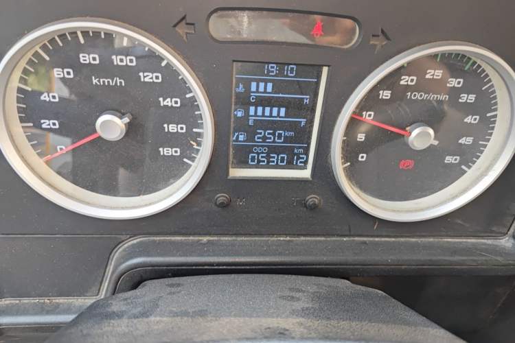 Used Iveco Daily 2020 2.8T V35 Cargo Van Single Tire Mid-Roof Design 3-Seater China V Emission Standard Odometer Close Up