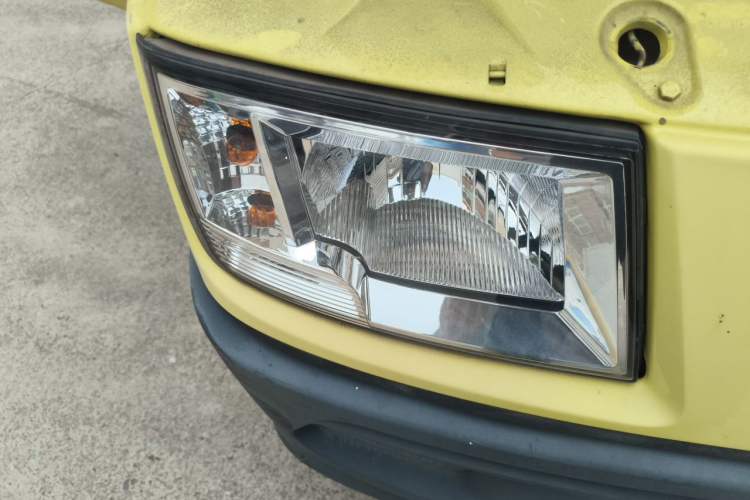 Used Iveco Daily 2020 2.5T A35 Passenger Van Single-Tire Mid-Roof Design 5-9 Seats China V Emission Standard Right Front Headlight