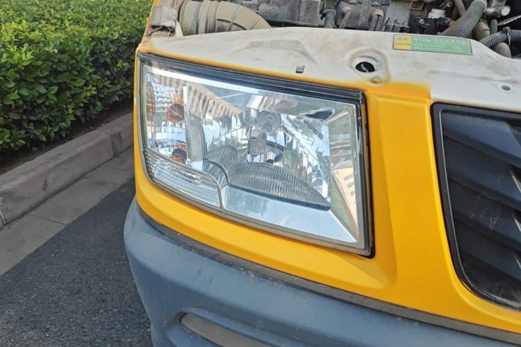 Used Iveco Daily 2020 2.8T V35 Cargo Van Single Tire Mid-Roof Design 3-Seater China V Emission Standard Right Front Headlight