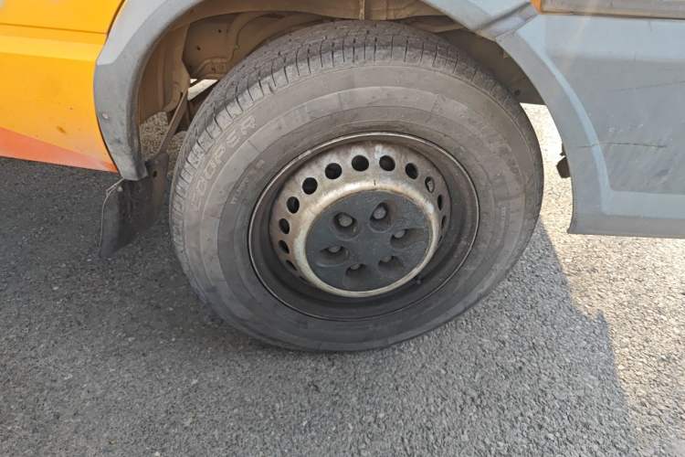 Used Iveco Daily 2020 2.8T V35 Cargo Van Single Tire Mid-Roof Design 3-Seater China V Emission Standard Right Front Wheel Hub