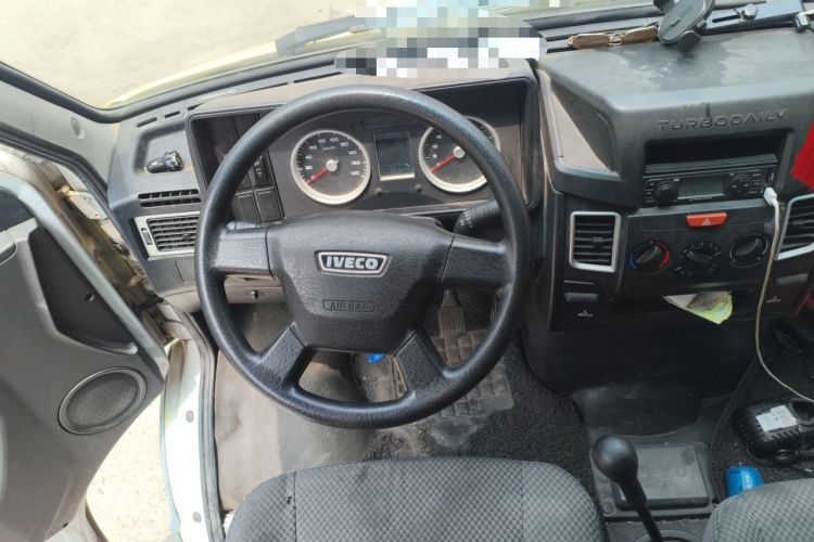 Used Iveco Daily 2020 2.5T A35 Passenger Van Single-Tire Mid-Roof Design 5-9 Seats China V Emission Standard Steering Wheel