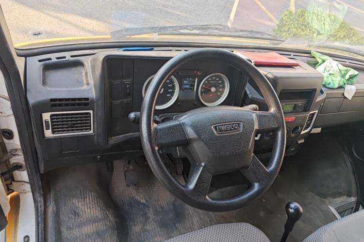 Used Iveco Daily 2020 2.8T V35 Cargo Van Single Tire Mid-Roof Design 3-Seater China V Emission Standard Steering Wheel