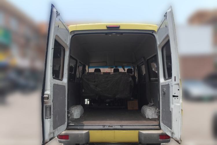 Used Iveco Daily 2020 2.5T A35 Passenger Van Single-Tire Mid-Roof Design 5-9 Seats China V Emission Standard Trunk