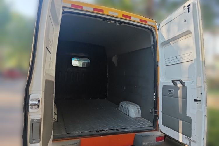 Used Iveco Daily 2020 2.8T V35 Cargo Van Single Tire Mid-Roof Design 3-Seater China V Emission Standard Trunk