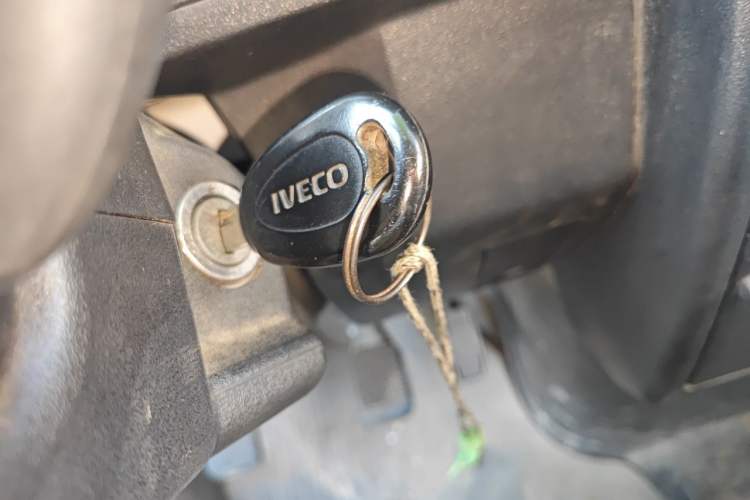 Used Iveco Daily 2020 2.8T V35 Cargo Van Single Tire Mid-Roof Design 3-Seater China V Emission Standard Vehicle Key