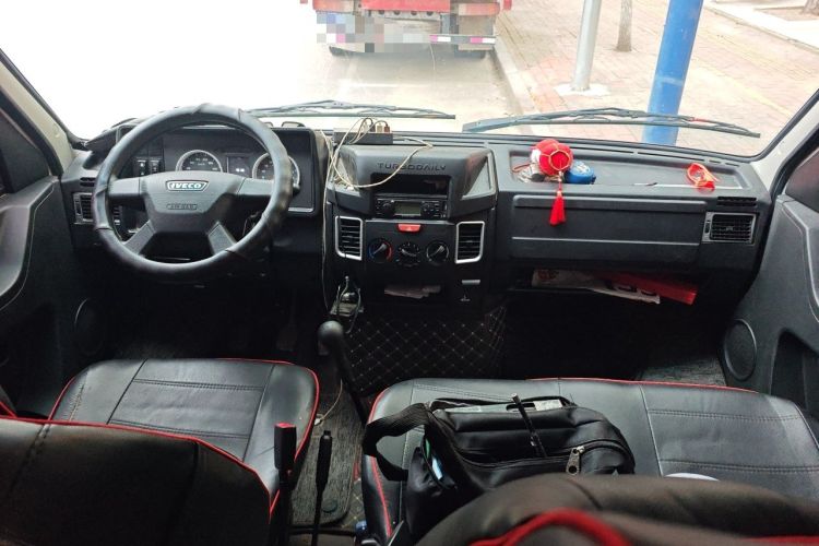Used Iveco Daily 2021 2.5T A35 M1 Passenger Van 5-9 Seater Short Wheelbase Mid-Roof Design Dual Tires Side Sliding Door Center Console