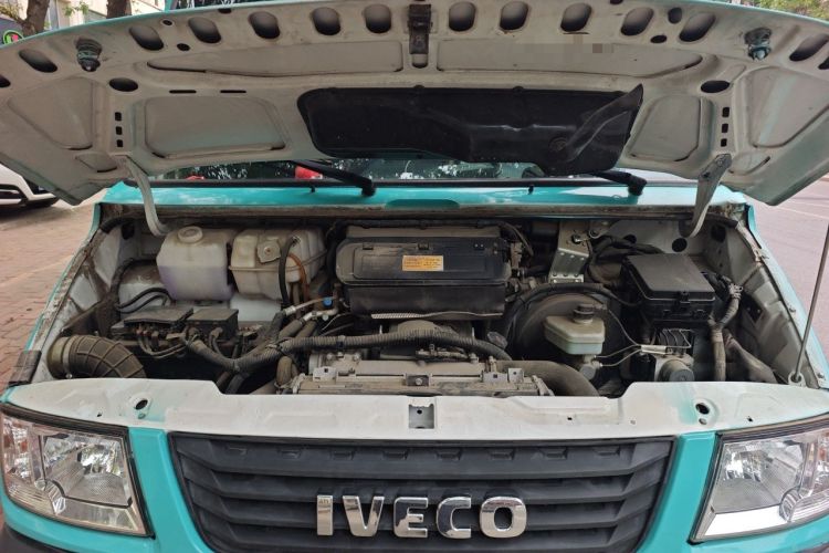 Used Iveco Daily 2021 2.5T A35 M1 Passenger Van 5-9 Seater Short Wheelbase Mid-Roof Design Dual Tires Side Sliding Door Engine Bay