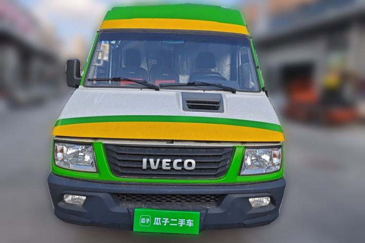 Used Iveco Daily 2021 2.5T A35 M1 Passenger Van 5-9 Seater Short Wheelbase Mid-Roof Design Dual Tires Manual Doors Front