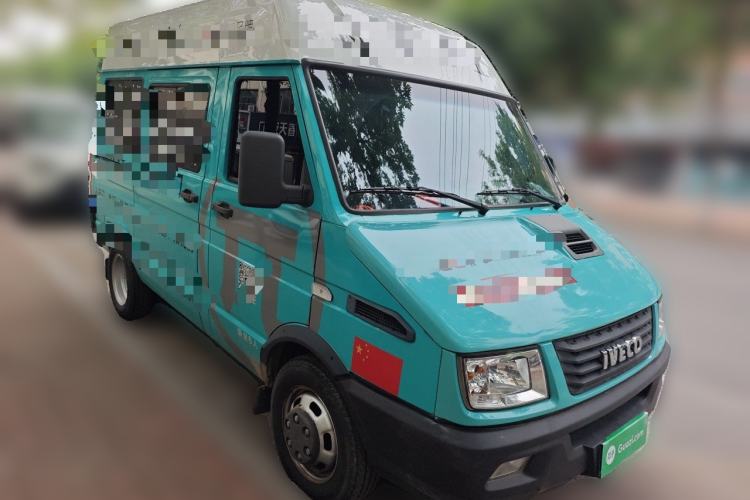 Used Iveco Daily 2021 2.5T A35 M1 Passenger Van 5-9 Seater Short Wheelbase Mid-Roof Design Dual Tires Side Sliding Door Front Right 45 Deg