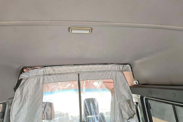 Used Iveco Daily 2021 2.5T A35 M1 Passenger Van 5-9 Seater Short Wheelbase Mid-Roof Design Dual Tires Manual Doors Headliner