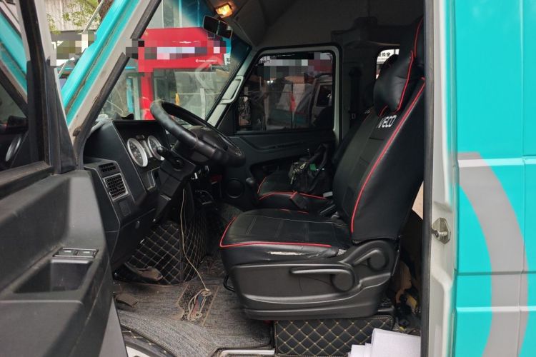 Used Iveco Daily 2021 2.5T A35 M1 Passenger Van 5-9 Seater Short Wheelbase Mid-Roof Design Dual Tires Side Sliding Door Left Front Seat